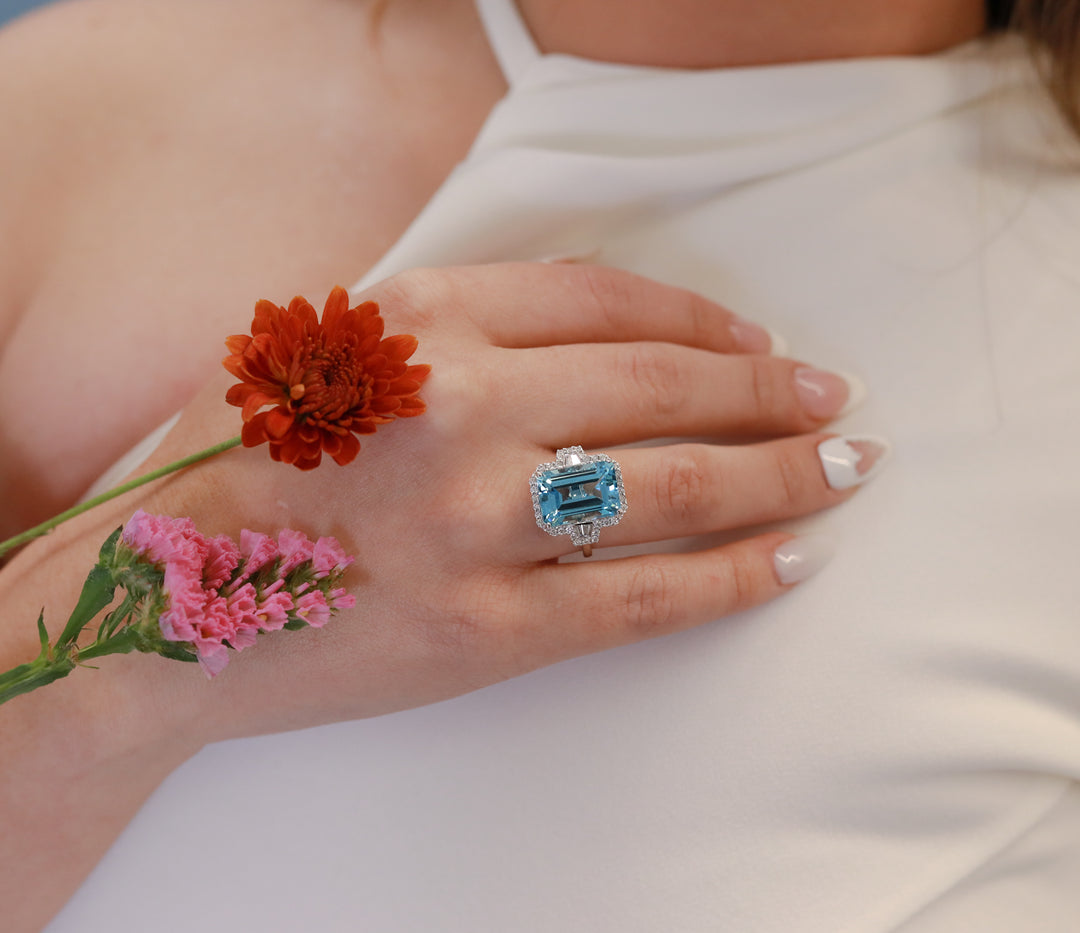 Anillo topacio azul y diamantes oro blanco 14K