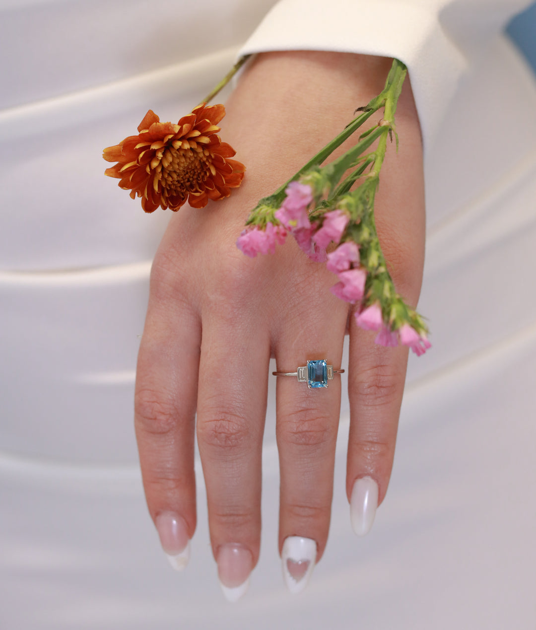 Anillo topacio azul oro blanco 14K