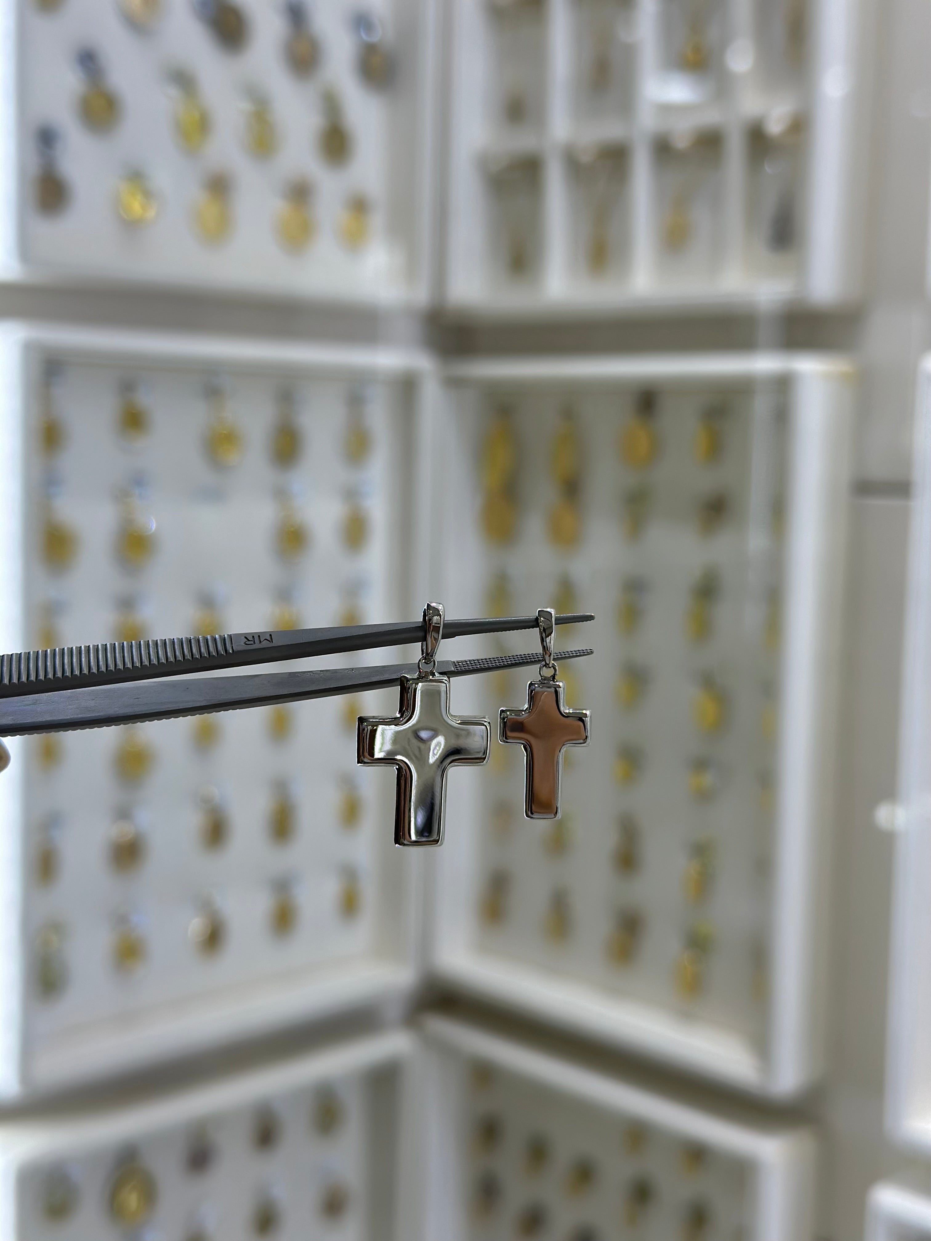 Cruz lisa hueca oro blanco 14K