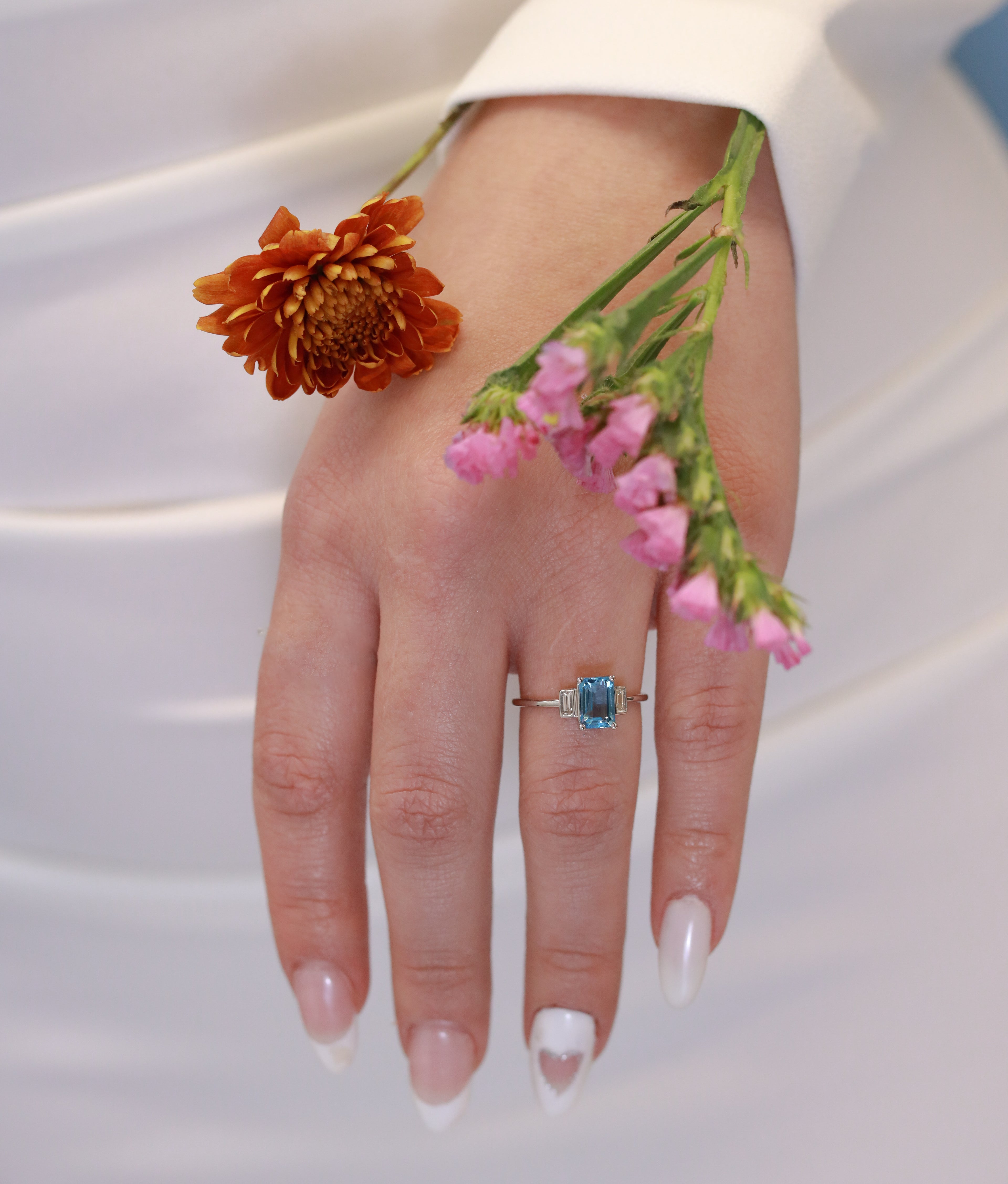 Anillo topacio azul oro blanco 14K