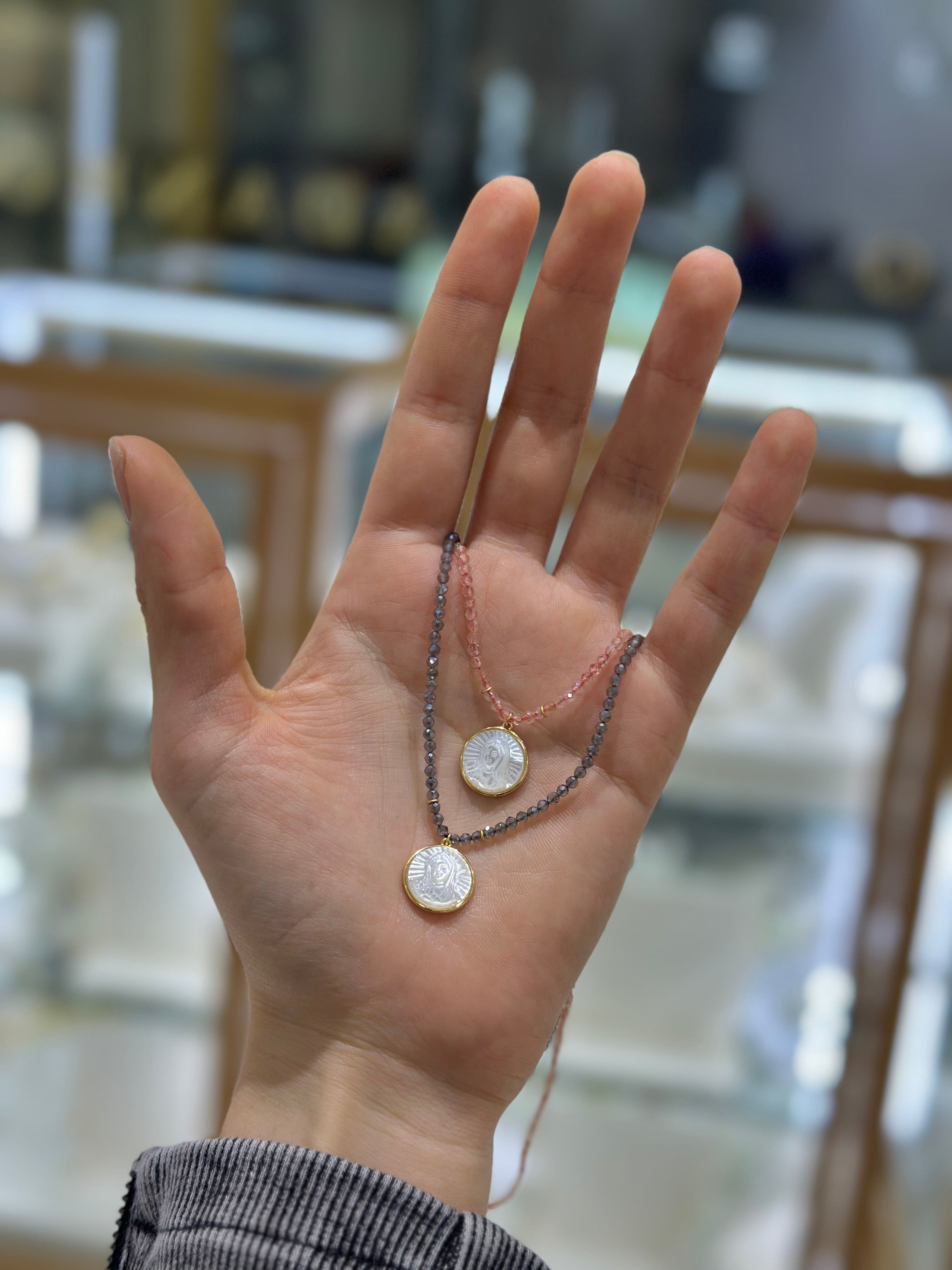 Collar piedras medalla madre perla busto Guadalupe