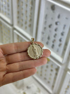 Medalla grande Guadalupe bisel ondeado 14K