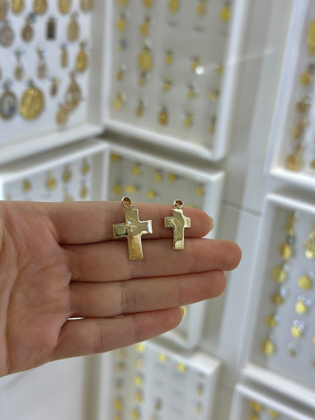 Cruz lisa hueca oro amarillo 14K