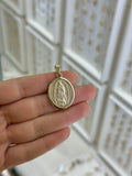 Medalla oval grande Guadalupe bisel liso 14K