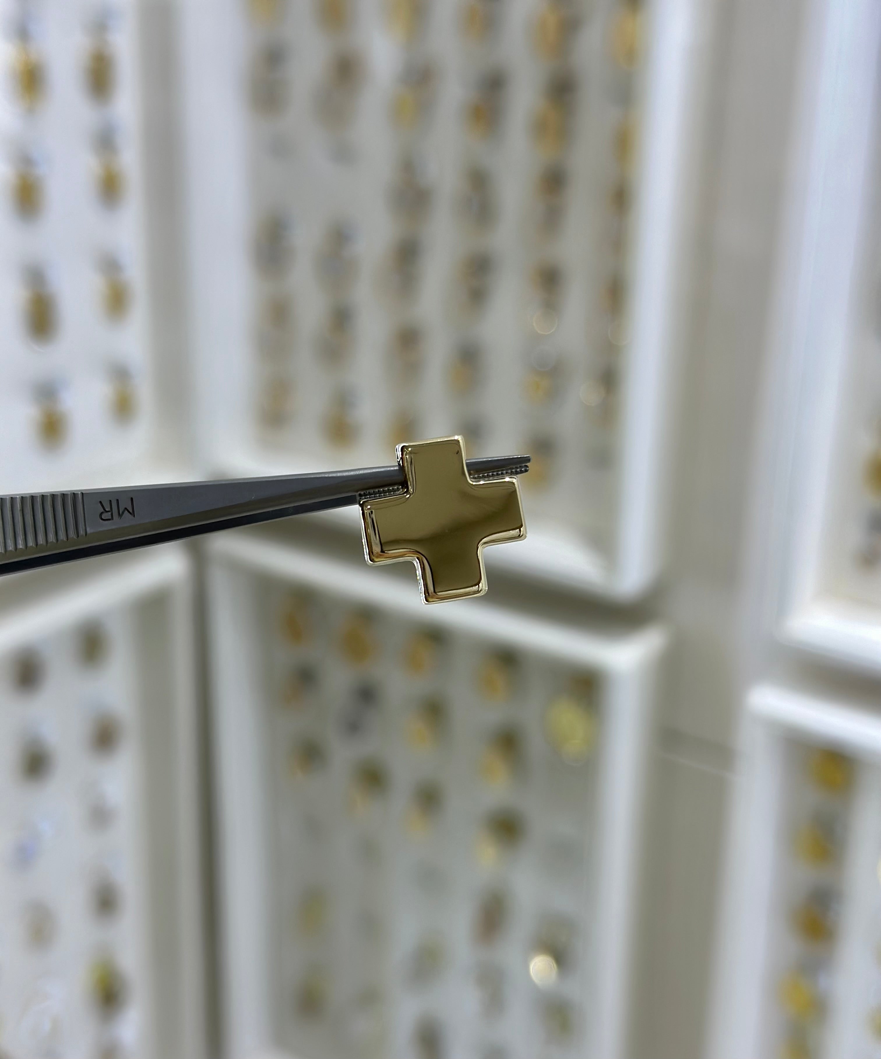 Cruz roja hueca sin asa 14K