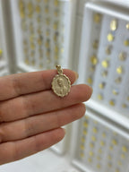 Medalla oval busto Guadalupe bisel ondeado 14K