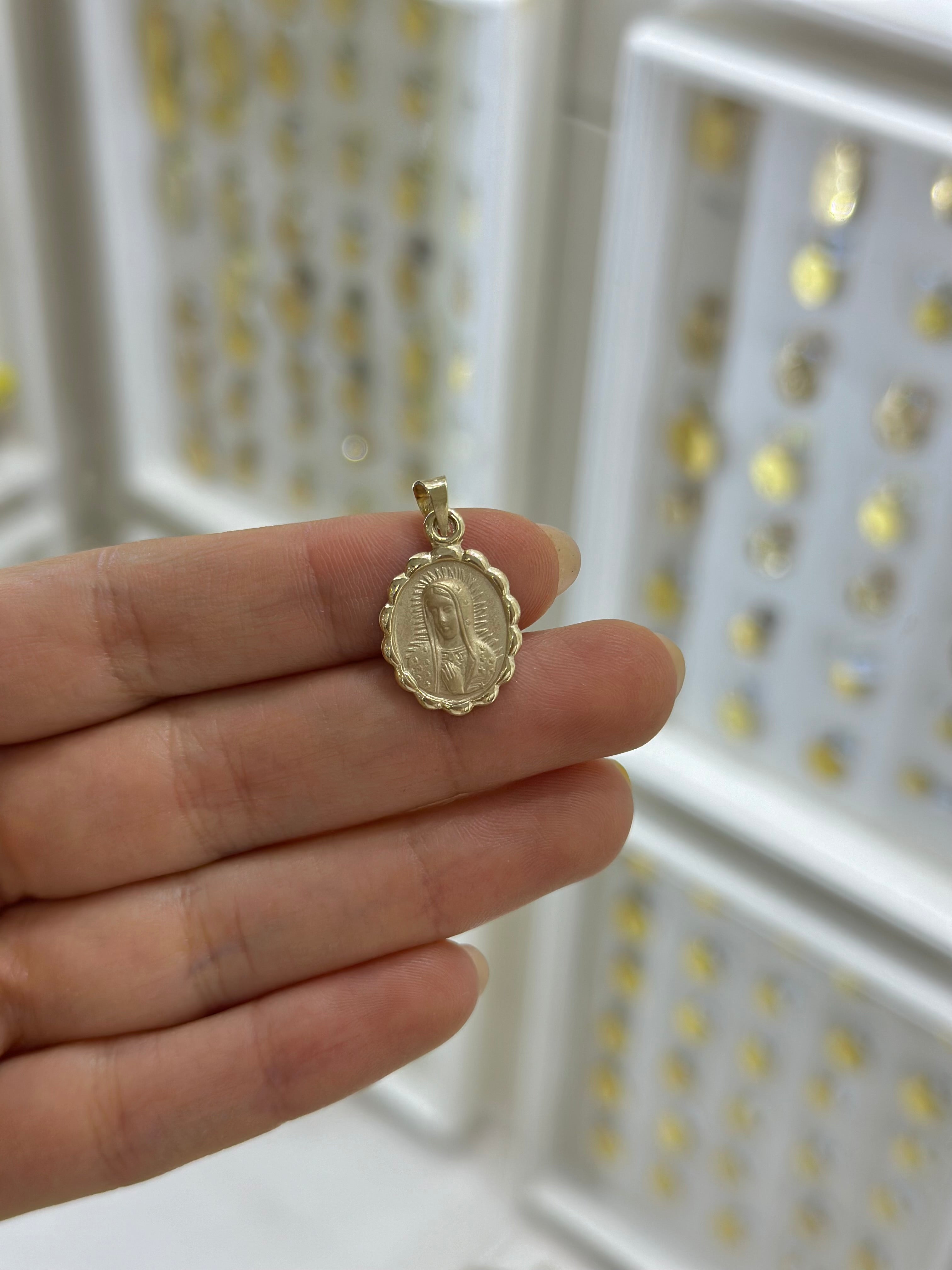 Medalla oval busto Guadalupe bisel ondeado 14K