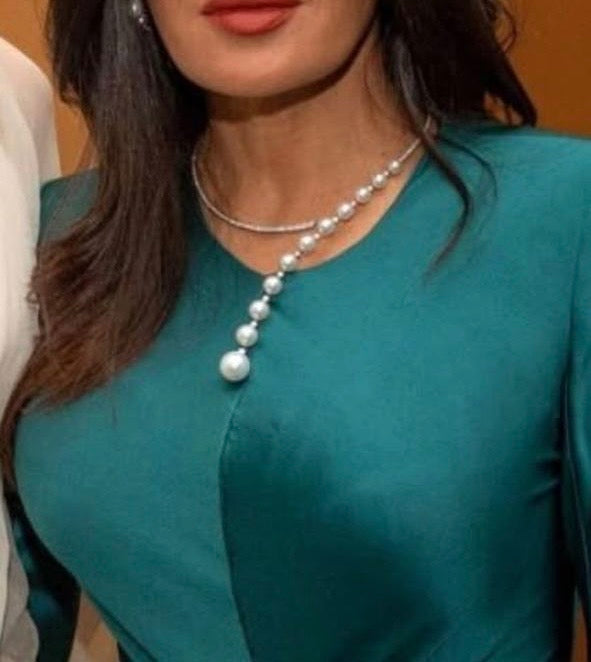 Collar perlas corbatín