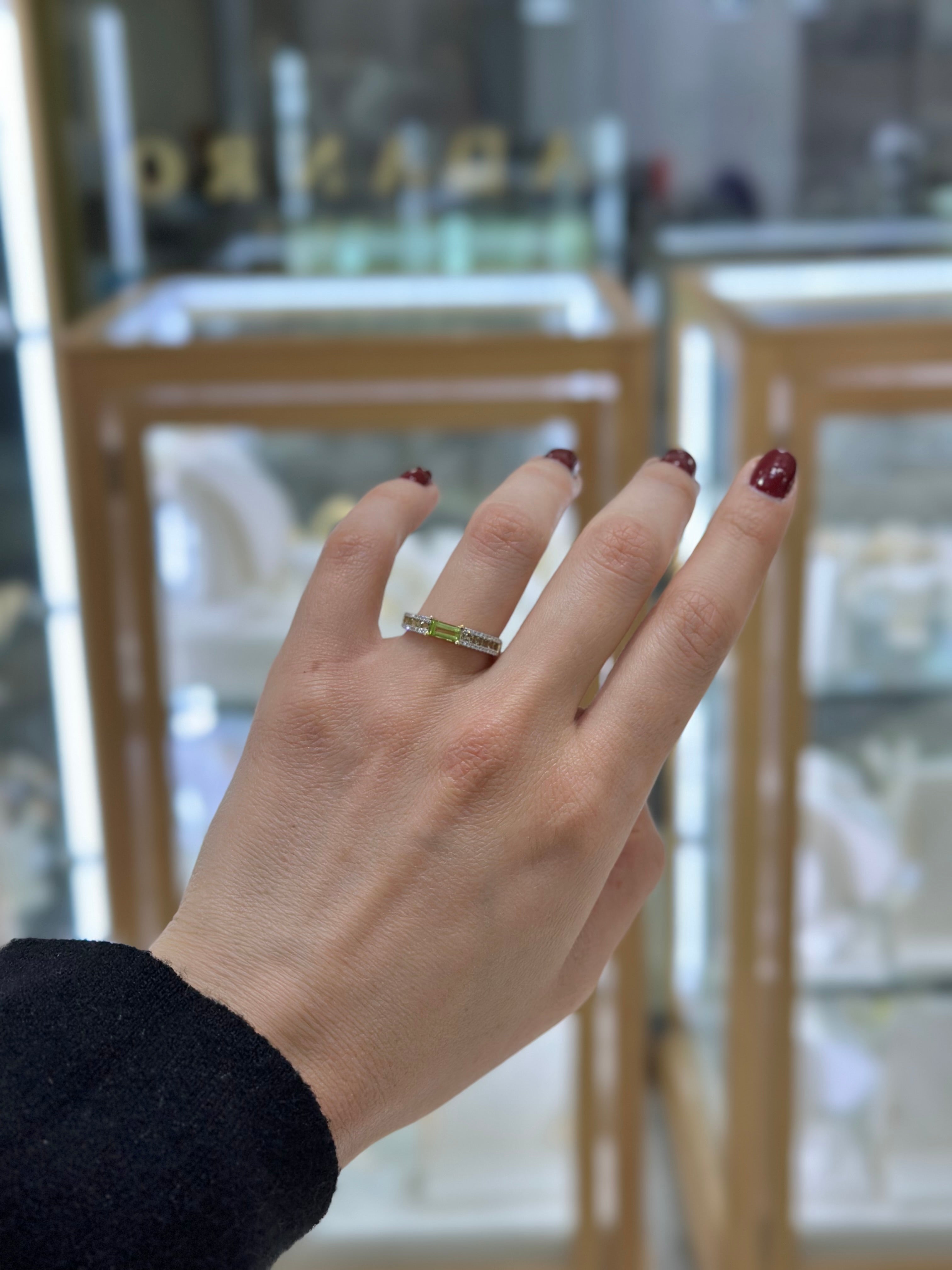 Anillo peridot y brillantes 14K