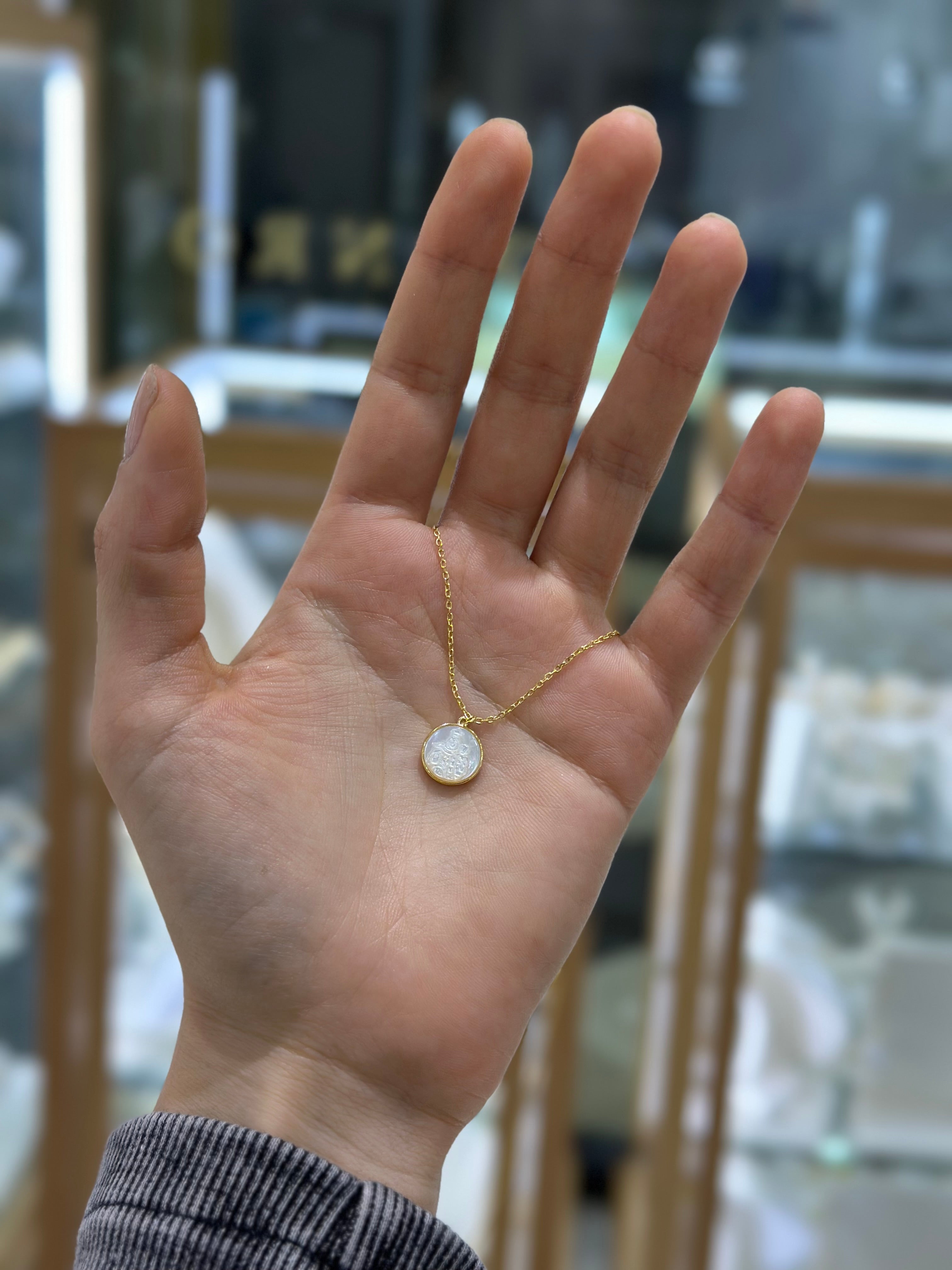 Collar medalla Virgen del Carmen madre perla