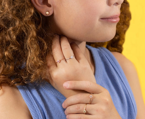 Anillo para niña flor circonias oro rosa 10K