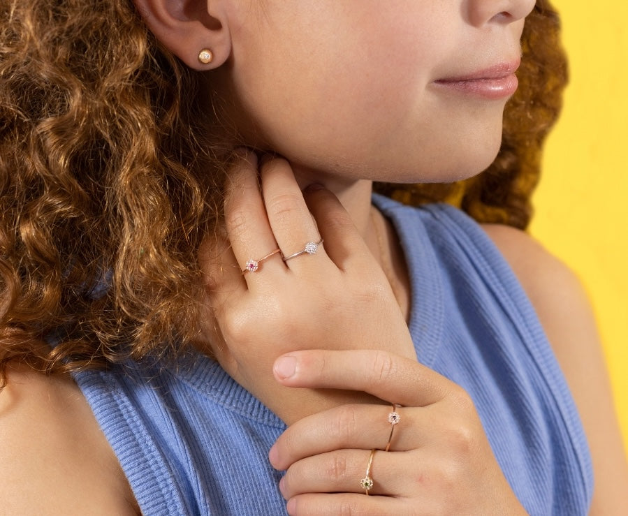 Anillo para niña flor circonias oro rosa 10K