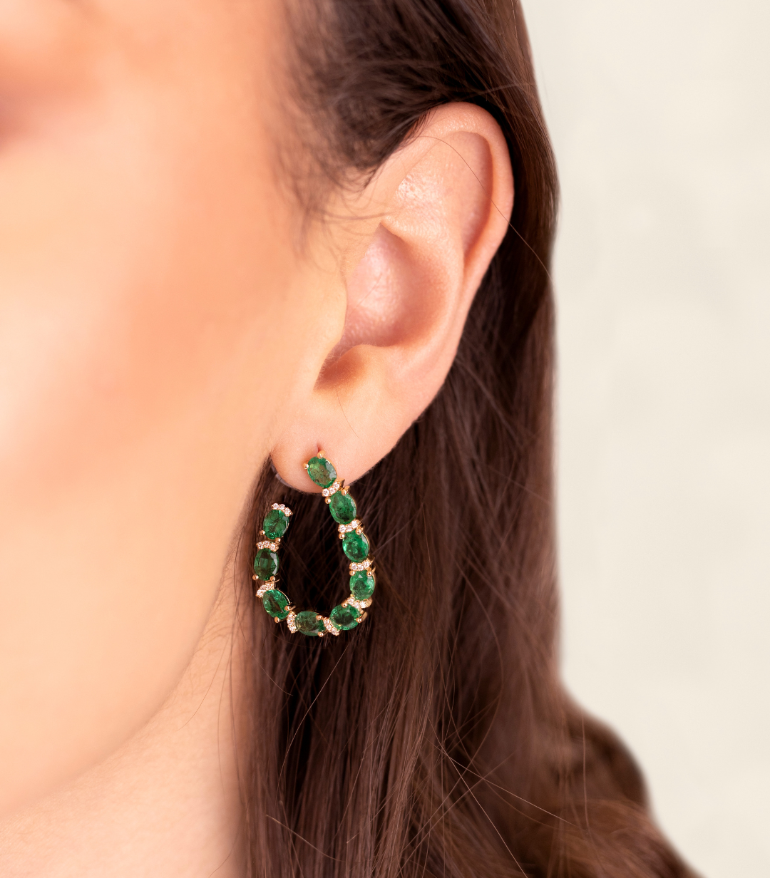 Aretes media luna esmeraldas oval y brillantes 14K