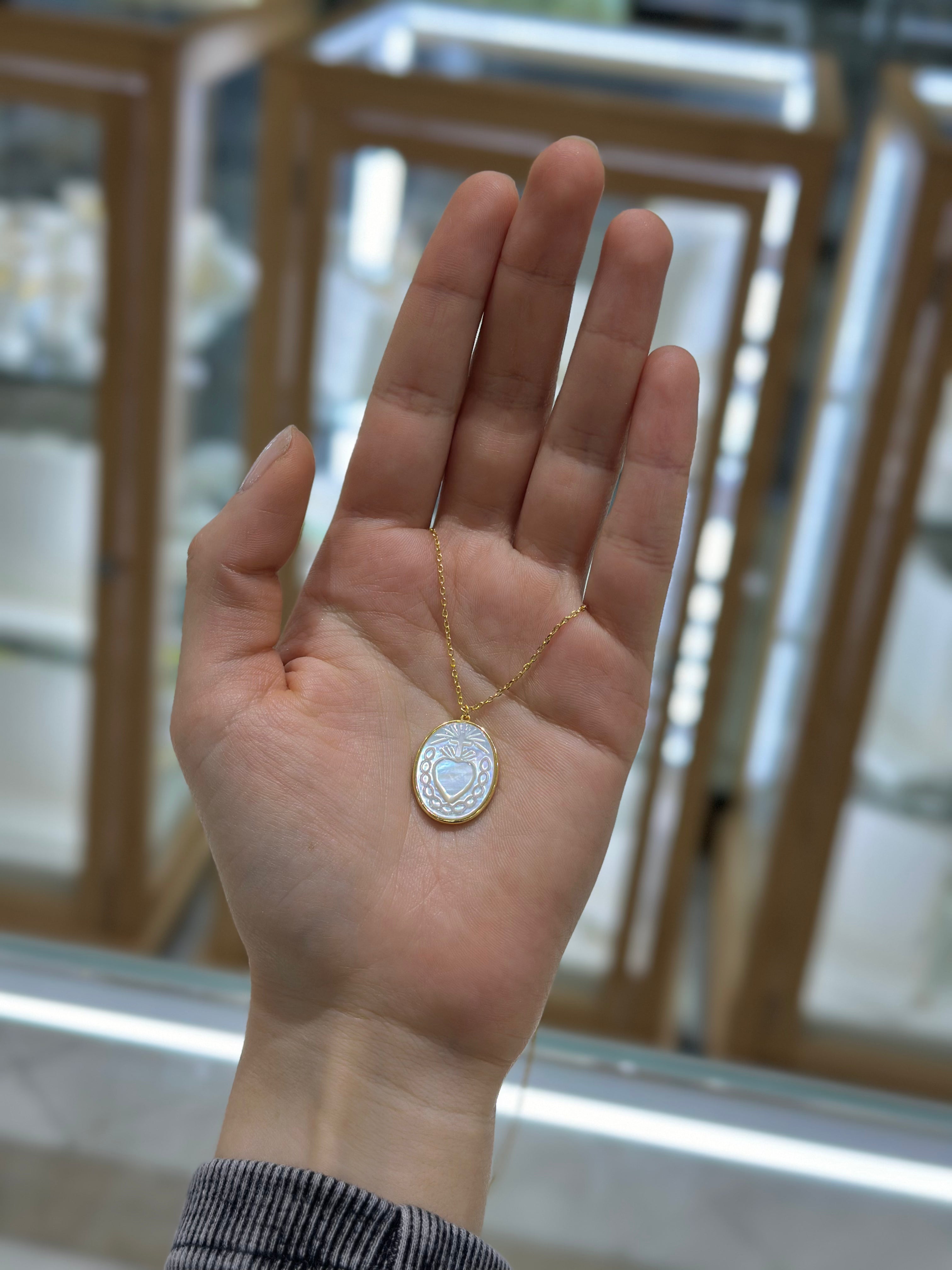 Collar medalla oval Sagrado Corazon