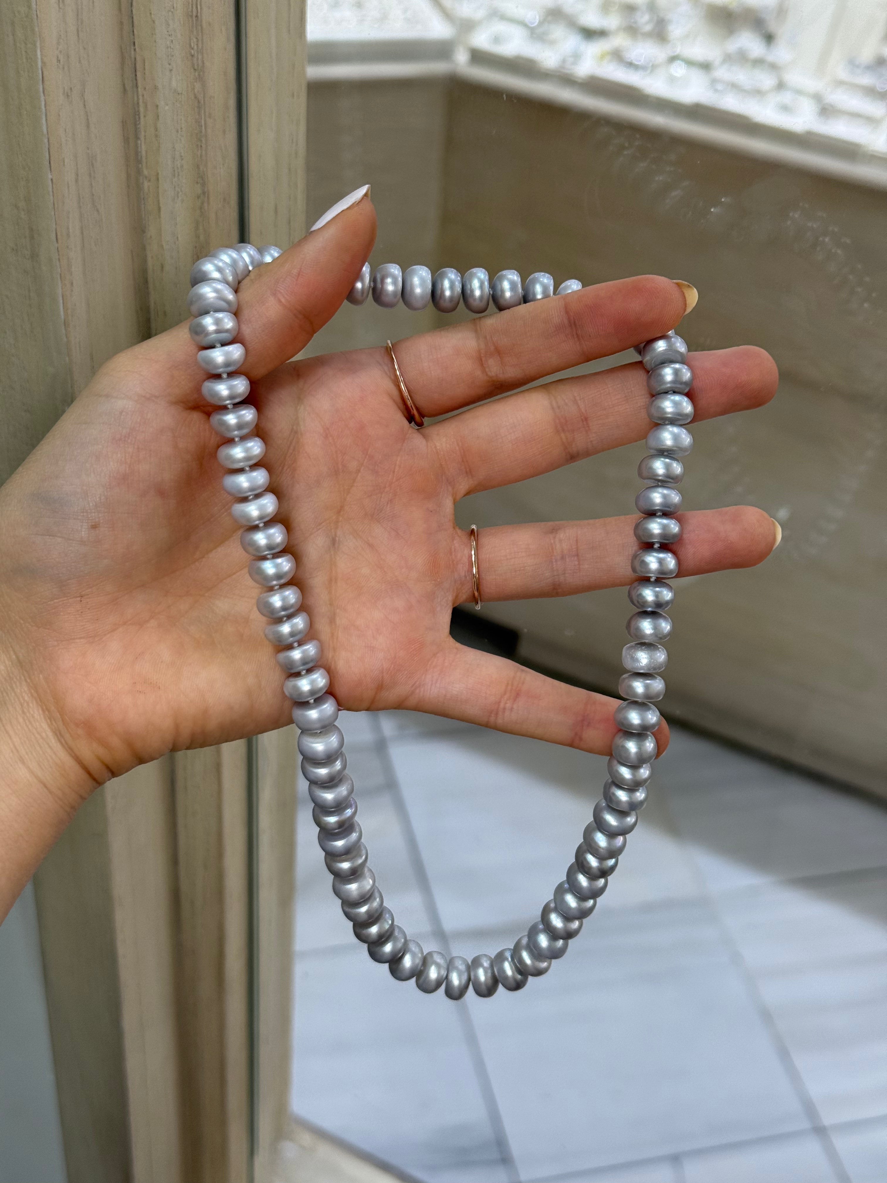 Collar perlas donas grises