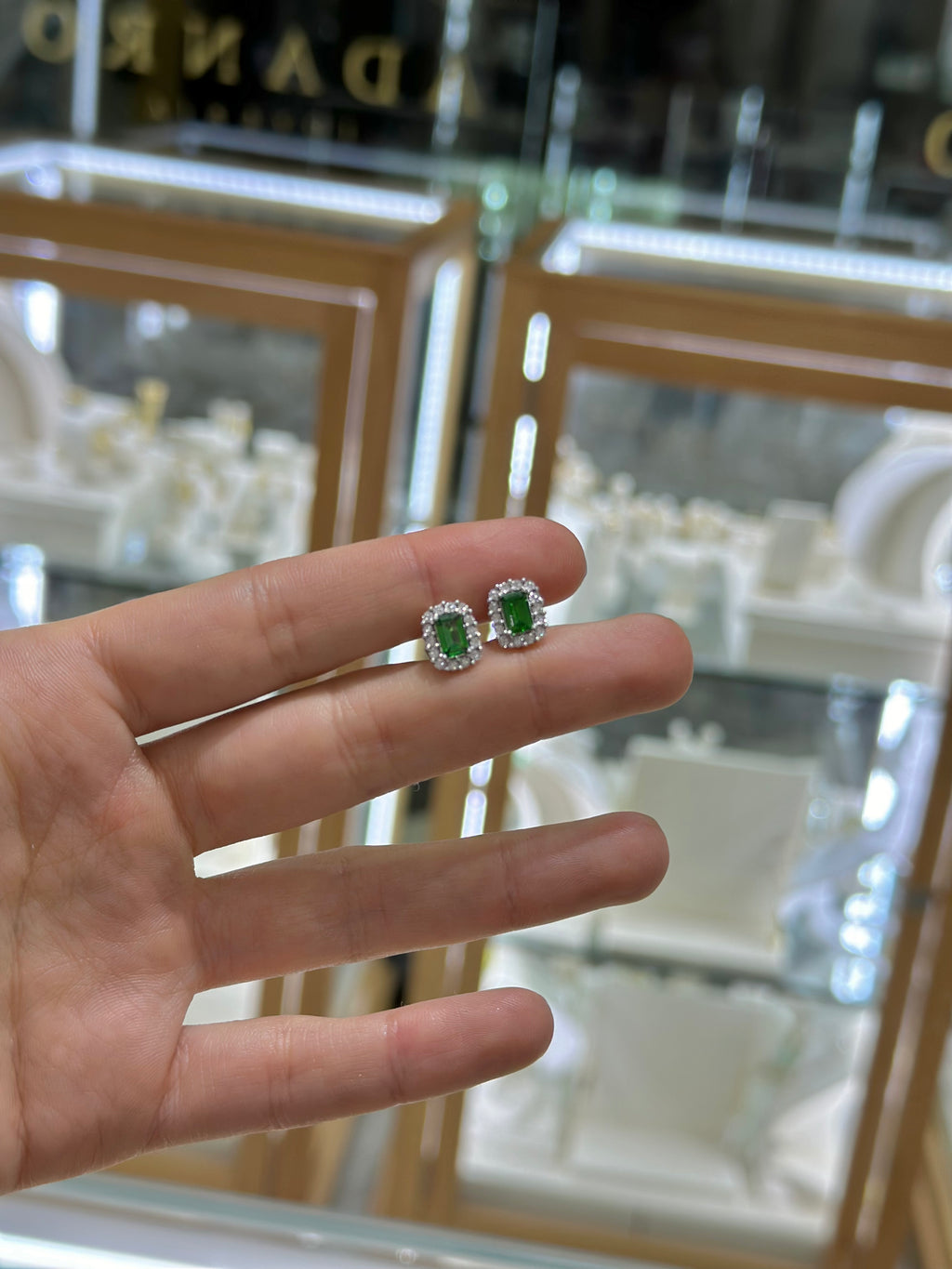 Broquel tsavorita y bisel brillantes 14K