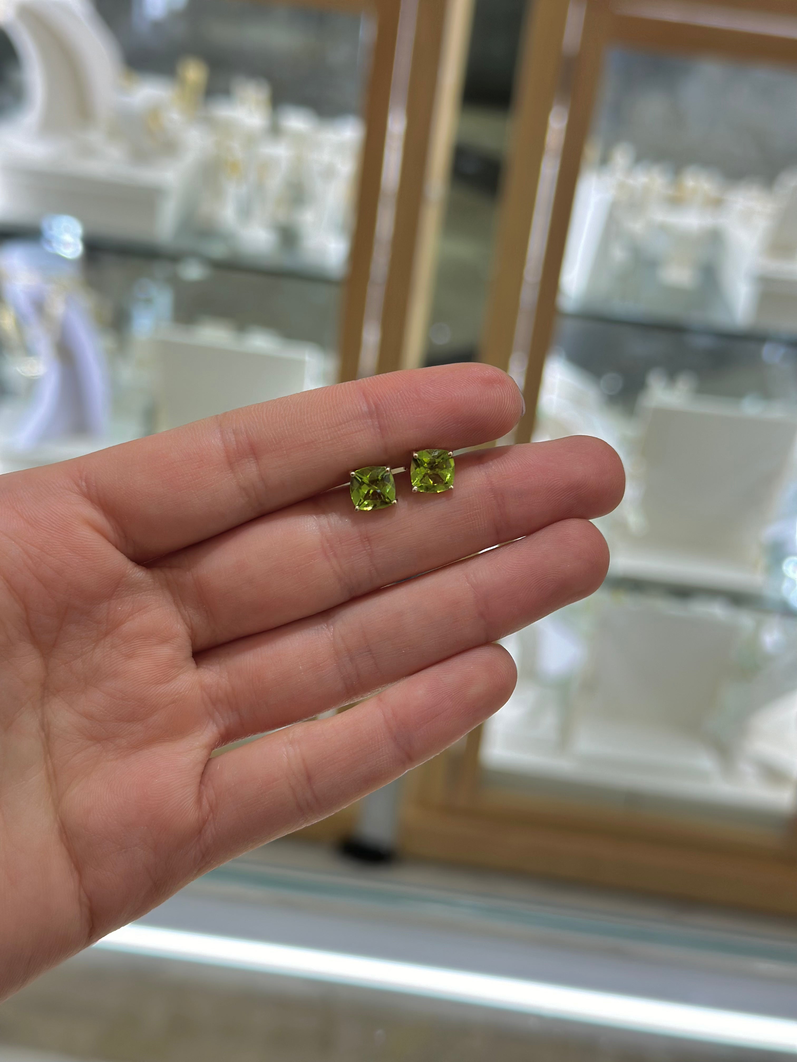 Broquel peridot oro amarillo 14K