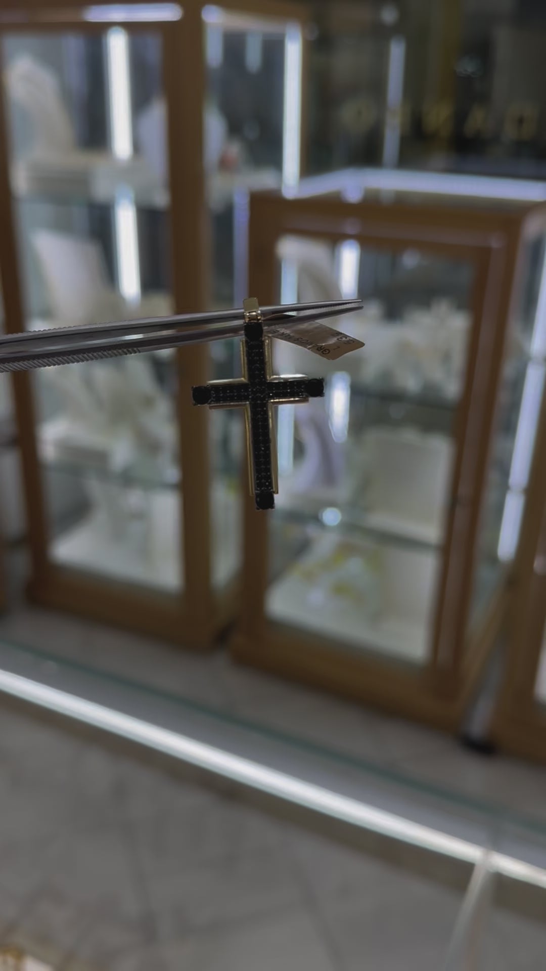 Cruz con circonias negras 14K