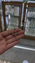 Cruz bicolor con circonias negras 14K