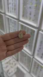 Medalla oval busto Guadalupe bisel ondeado 14K