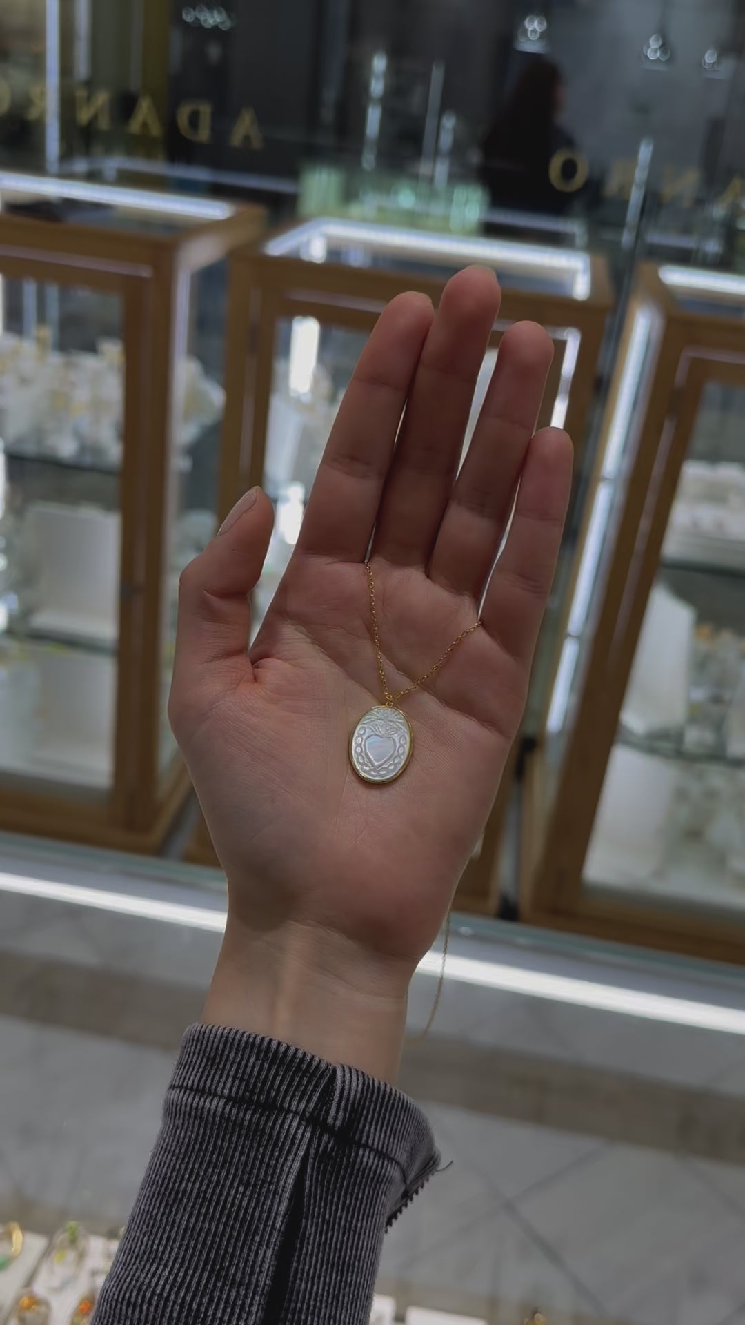 Collar medalla oval Sagrado Corazon