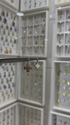 Cruz roja hueca oro blanco 14K