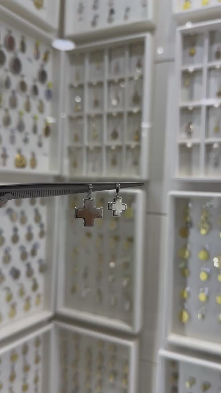 Cruz roja hueca oro blanco 14K