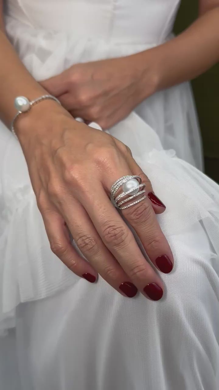 Anillo grande 6 filas diamantes y perla blanca 18K