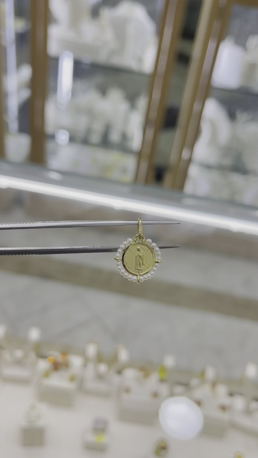 Medalla Virgen de Guadalupe 14K mini perlas