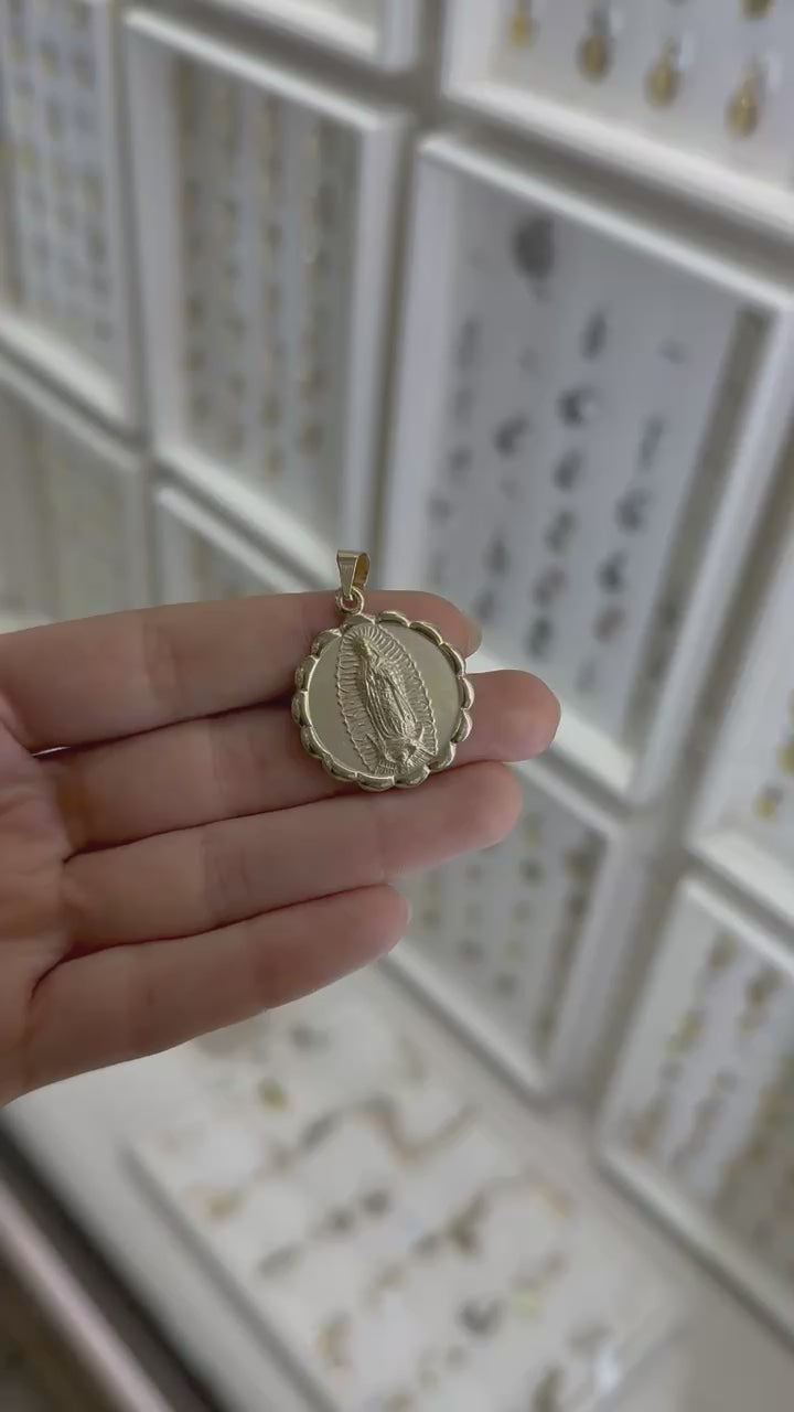 Medalla grande Guadalupe bisel ondeado 14K
