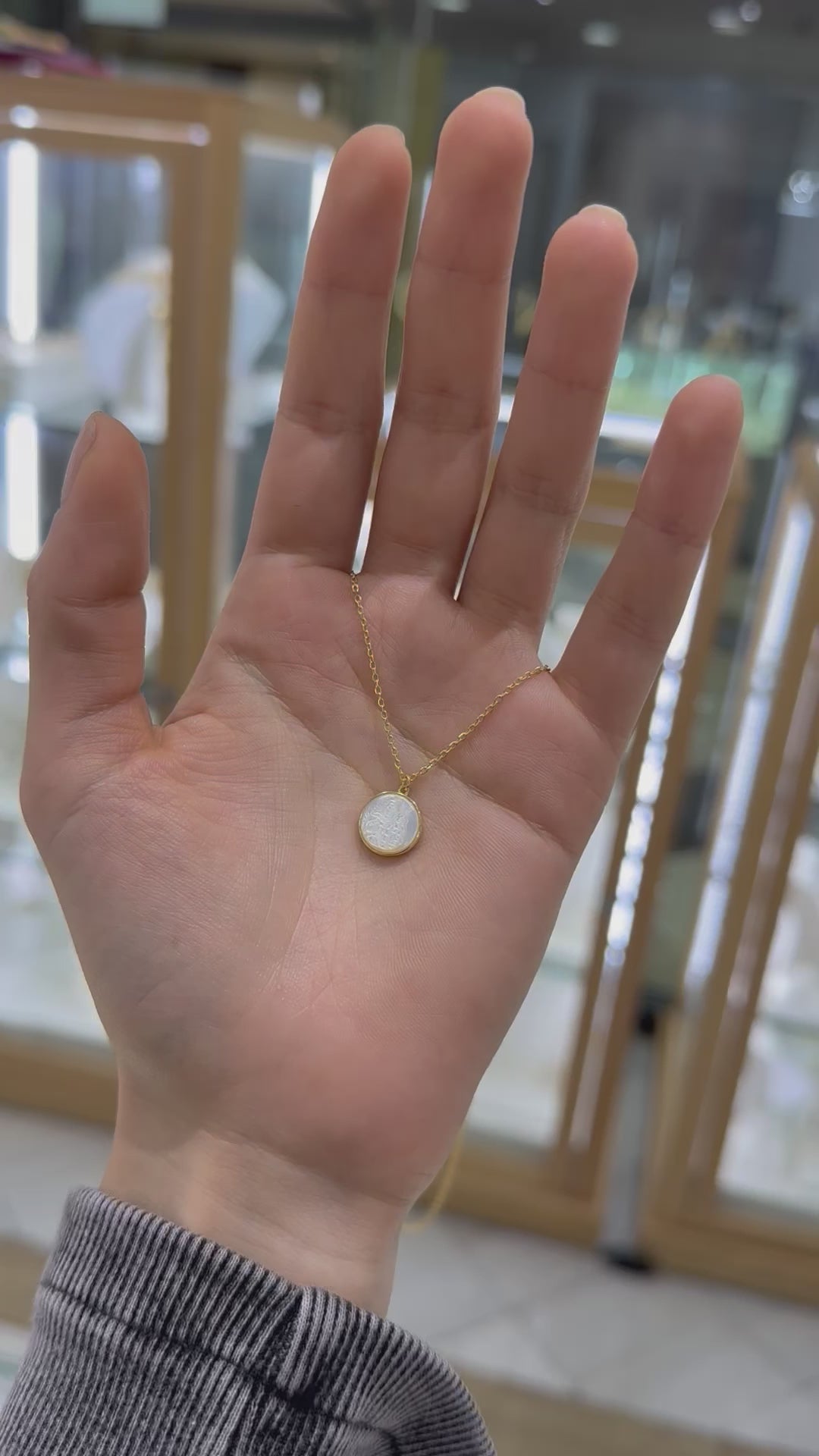 Collar medalla Virgen del Carmen madre perla