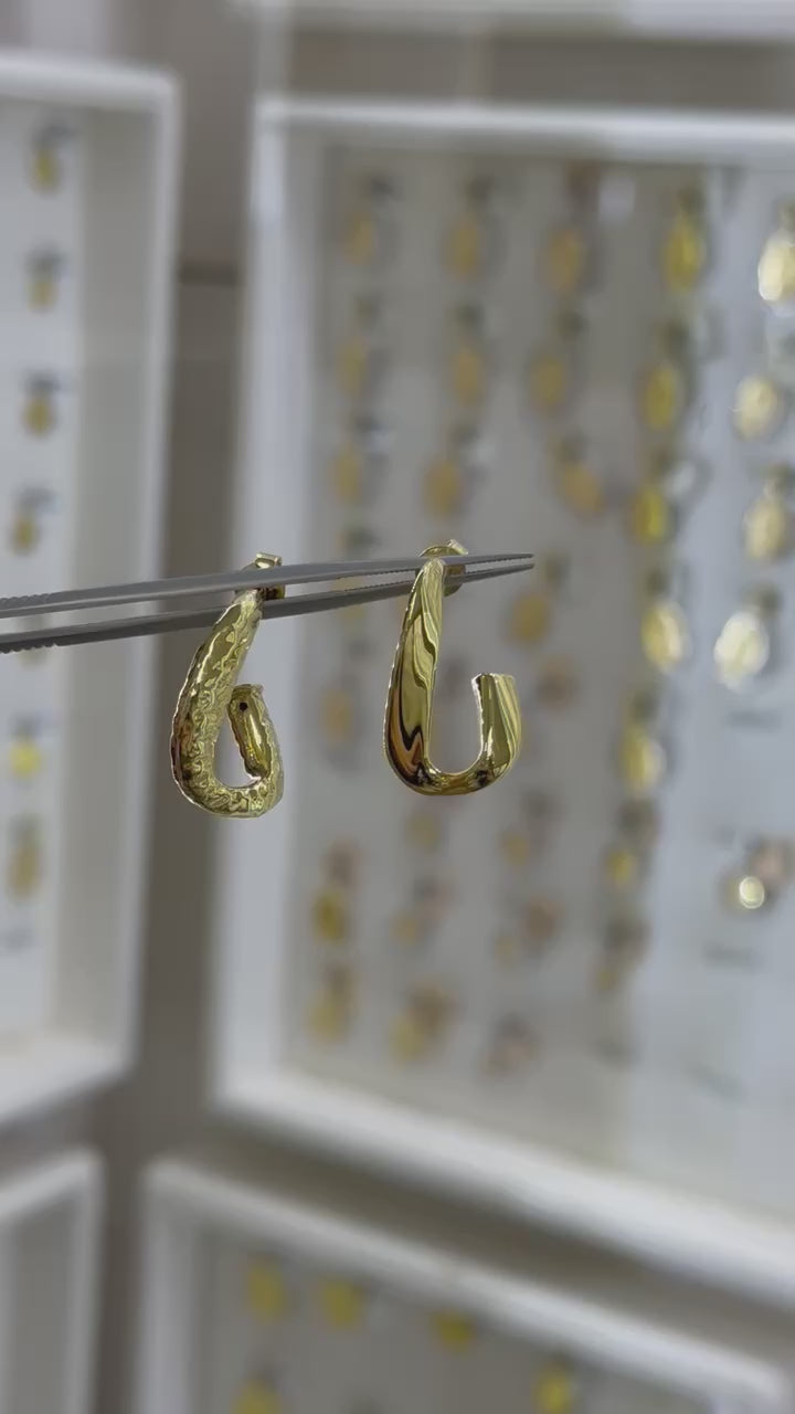 Aretes chuecos huecos 14K