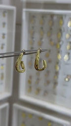 Aretes chuecos huecos 14K