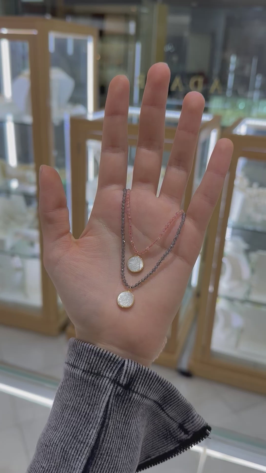 Collar piedra Virgen del Carmen madre perla