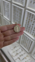 Medalla oval grande Guadalupe bisel liso 14K