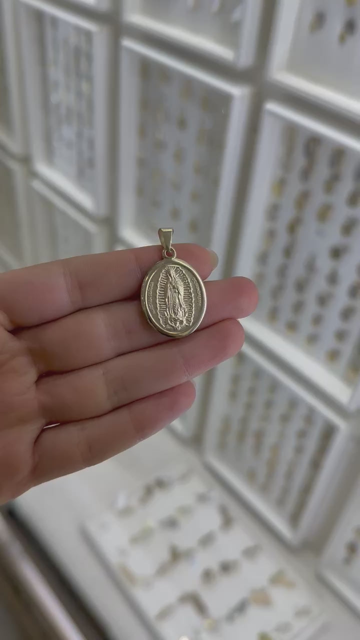 Medalla oval grande Guadalupe bisel liso 14K