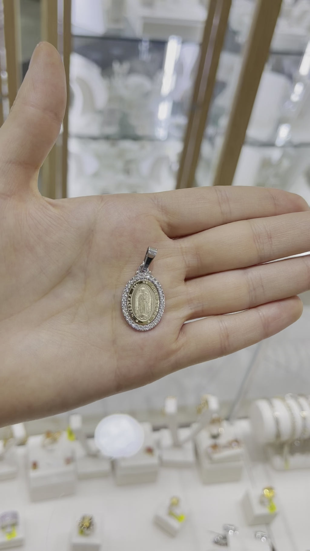 Medalla Guadalupe circonias bicolor 14K