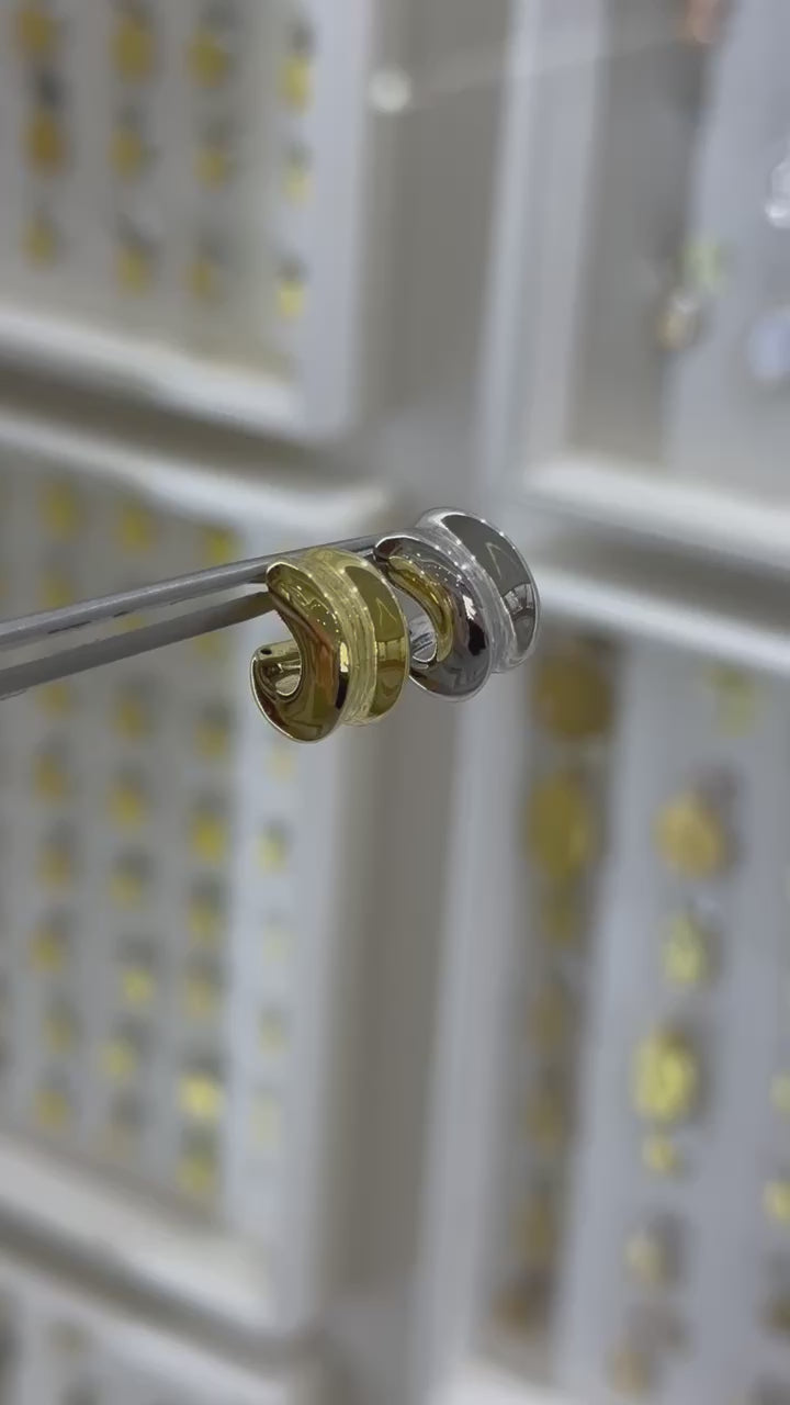 Arracadas chicas cruveadas huecas 14K