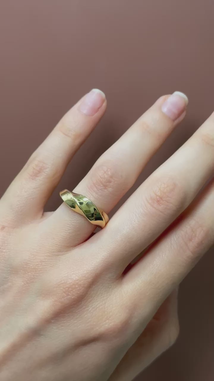 Anillo hueco chueco 14K