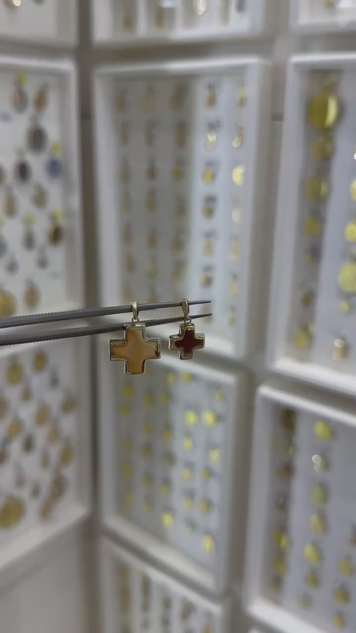 Cruz roja hueca oro amarillo 14K